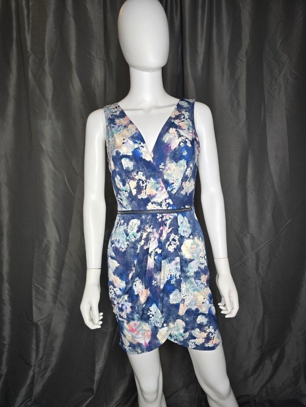 BCBGeneration Blue Floral V-Neck Wrap Mini Dress Size 2